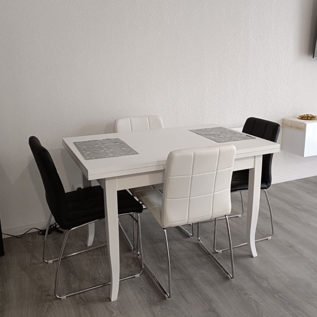Tavolo allungabile con gambe sagomate a sciabola, ideale per sala da pranzo